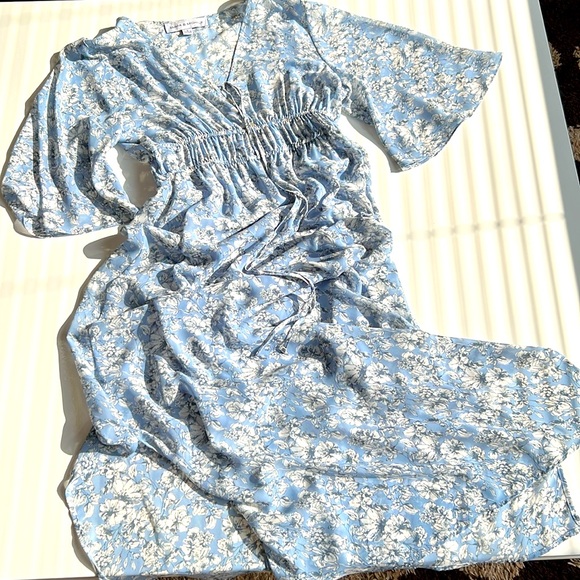 Emma & Michele gathered empire waist, bell sleeves, slits, tie&buttons - Picture 2 of 8